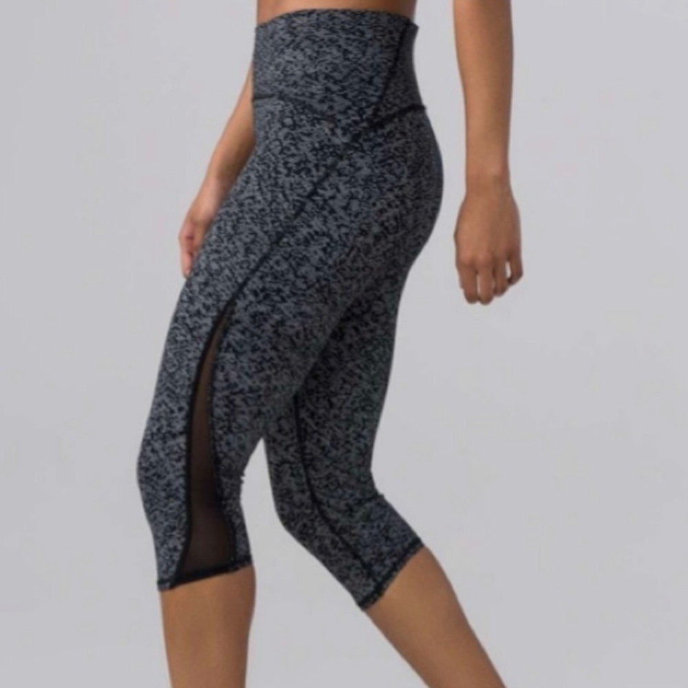 𝅺lululemon Train Times Crop (17") Size 6